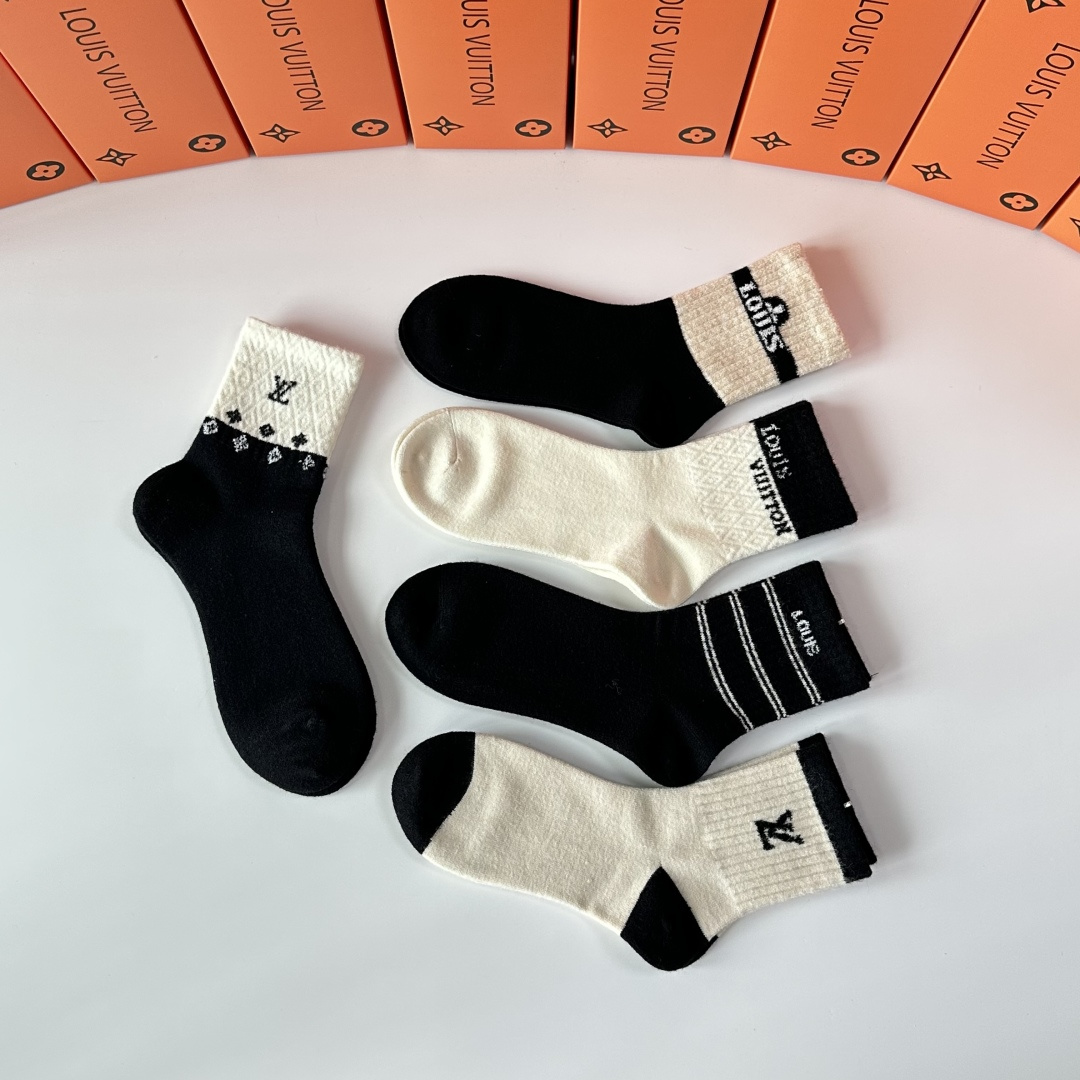💛配包装LV（路易威登）新款羊毛中长款堆堆袜袜子！一盒五双， 专柜同步筒款袜子，💛大牌出街，潮人必备🔥超
