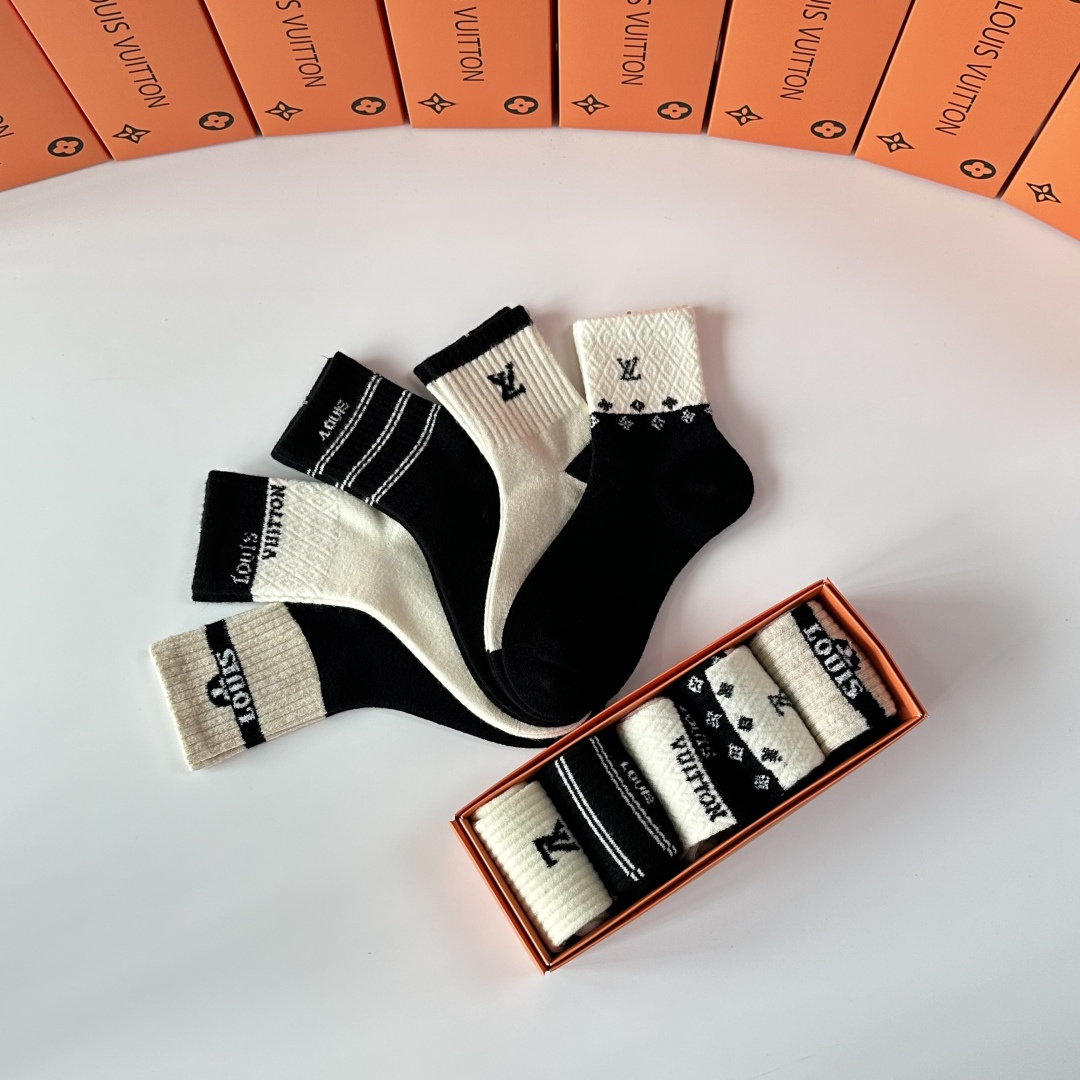 💛配包装LV（路易威登）新款羊毛中长款堆堆袜袜子！一盒五双， 专柜同步筒款袜子，💛大牌出街，潮人必备🔥超