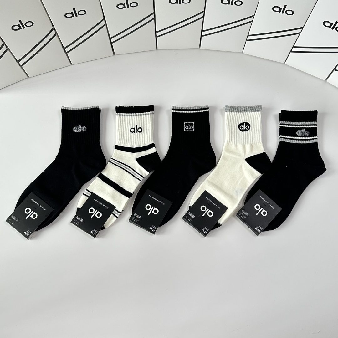 NO:618310,Special packaging for ALO's new mid-length pile socks!  Five pairs in a box, counter-synchronized tube socks, big brands out on the street, fashionable people must-have super matching socks, stockings, socks, socks19860909特 配包装 ALO 新款中长款堆堆袜袜子！一盒五双, 专柜同步筒款袜子,大牌出街,潮人必备超好搭袜子丝袜,袜子,socks,accessory
