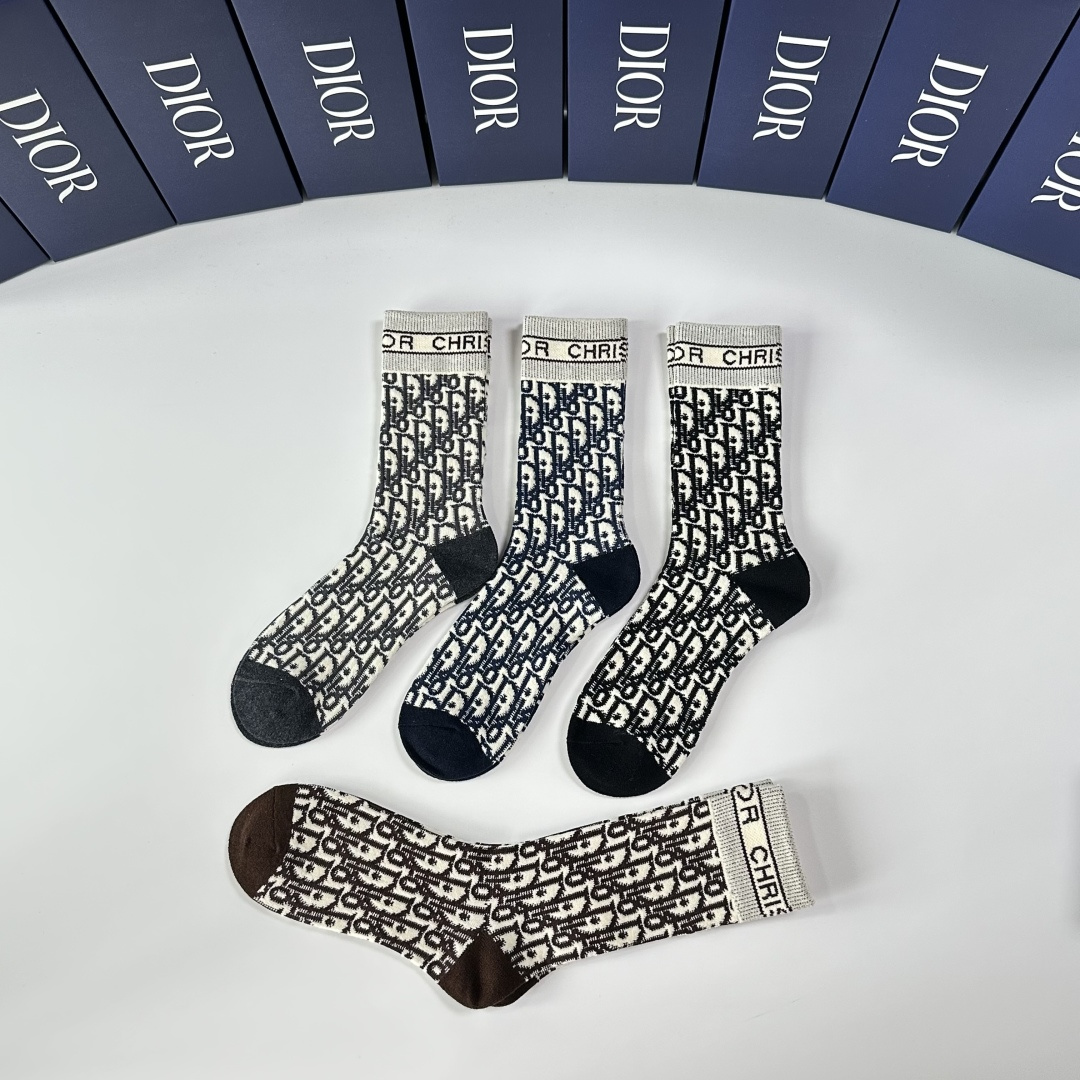 💛配专柜包装DIOR (迪奥) 新款羊绒中长款堆堆袜袜子！一盒四双，专柜同步筒袜袜子，💛大牌出街，潮人必