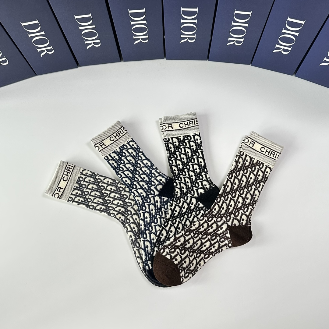 💛配专柜包装DIOR (迪奥) 新款羊绒中长款堆堆袜袜子！一盒四双，专柜同步筒袜袜子，💛大牌出街，潮人必