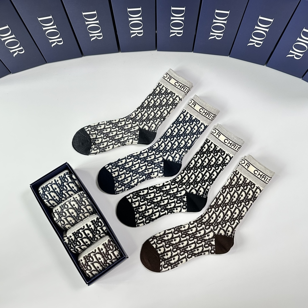 💛配专柜包装DIOR (迪奥) 新款羊绒中长款堆堆袜袜子！一盒四双，专柜同步筒袜袜子，💛大牌出街，潮人必