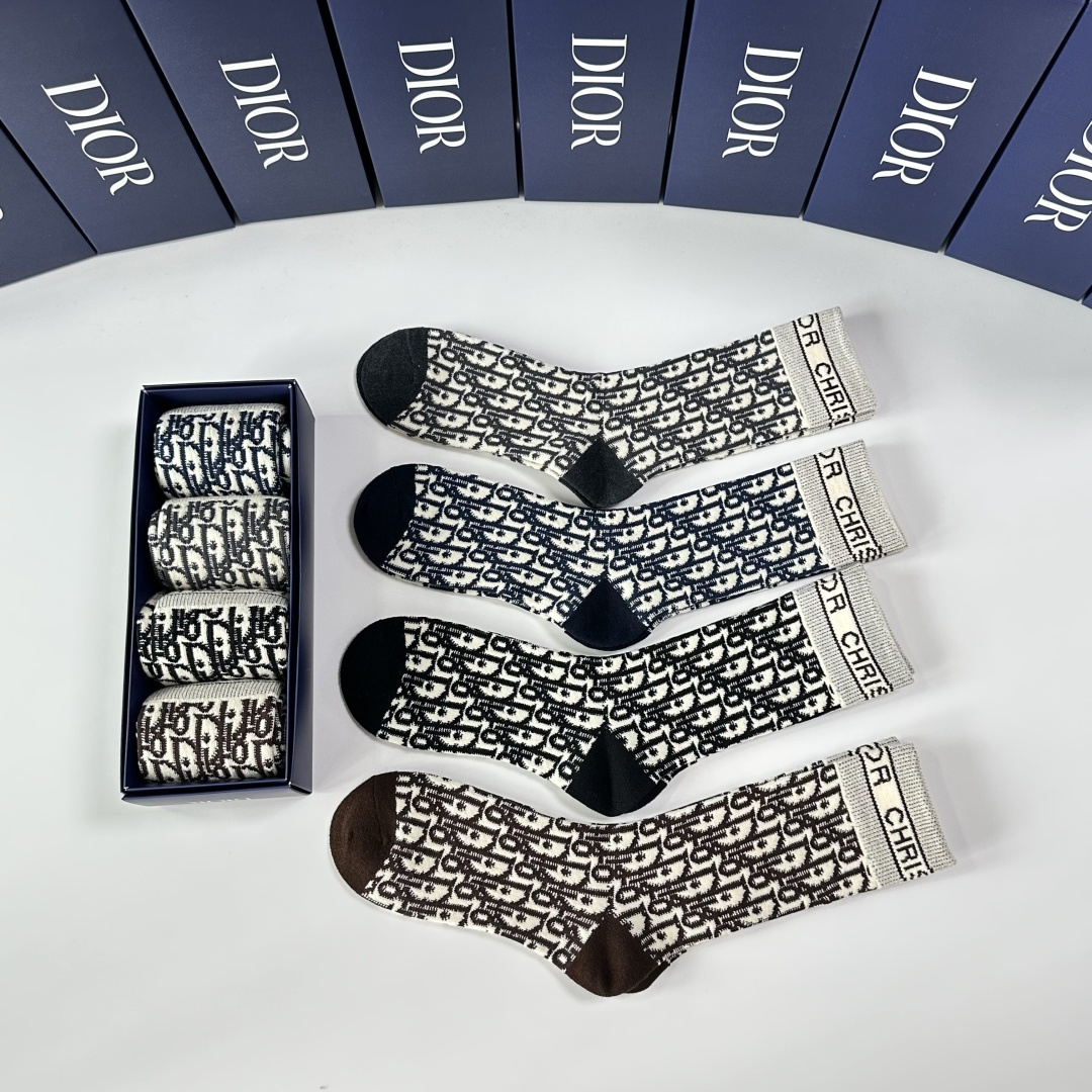 💛配专柜包装DIOR (迪奥) 新款羊绒中长款堆堆袜袜子！一盒四双，专柜同步筒袜袜子，💛大牌出街，潮人必