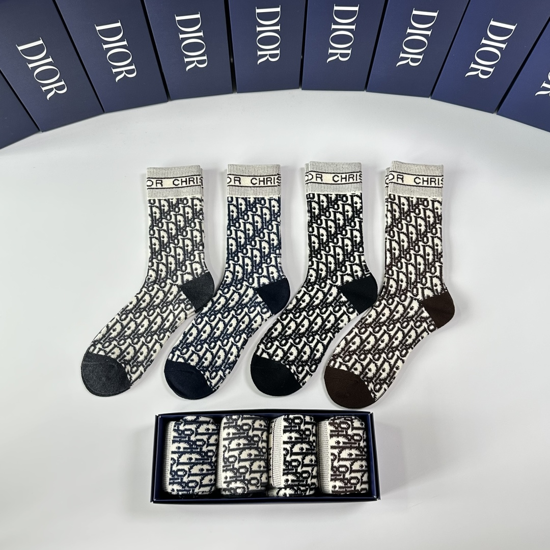 💛配专柜包装DIOR (迪奥) 新款羊绒中长款堆堆袜袜子！一盒四双，专柜同步筒袜袜子，💛大牌出街，潮人必