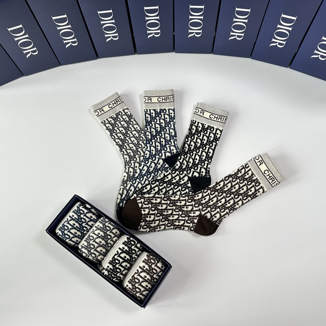 💛配专柜包装DIOR (迪奥) 新款羊绒中长款堆堆袜袜子！一盒四双，专柜同步筒袜袜子，💛大牌出街，潮人必