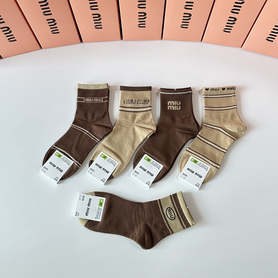 💛配专柜包装MiuMiu（缪缪）新款中长款堆堆袜袜子！一盒五双，专柜同步筒袜袜子，💛大牌出街，潮人必备🔥