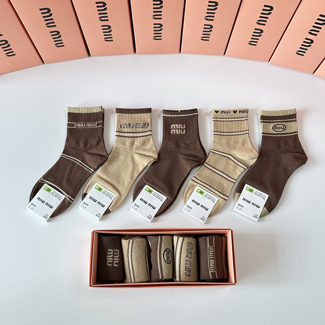 💛配专柜包装MiuMiu（缪缪）新款中长款堆堆袜袜子！一盒五双，专柜同步筒袜袜子，💛大牌出街，潮人必备🔥