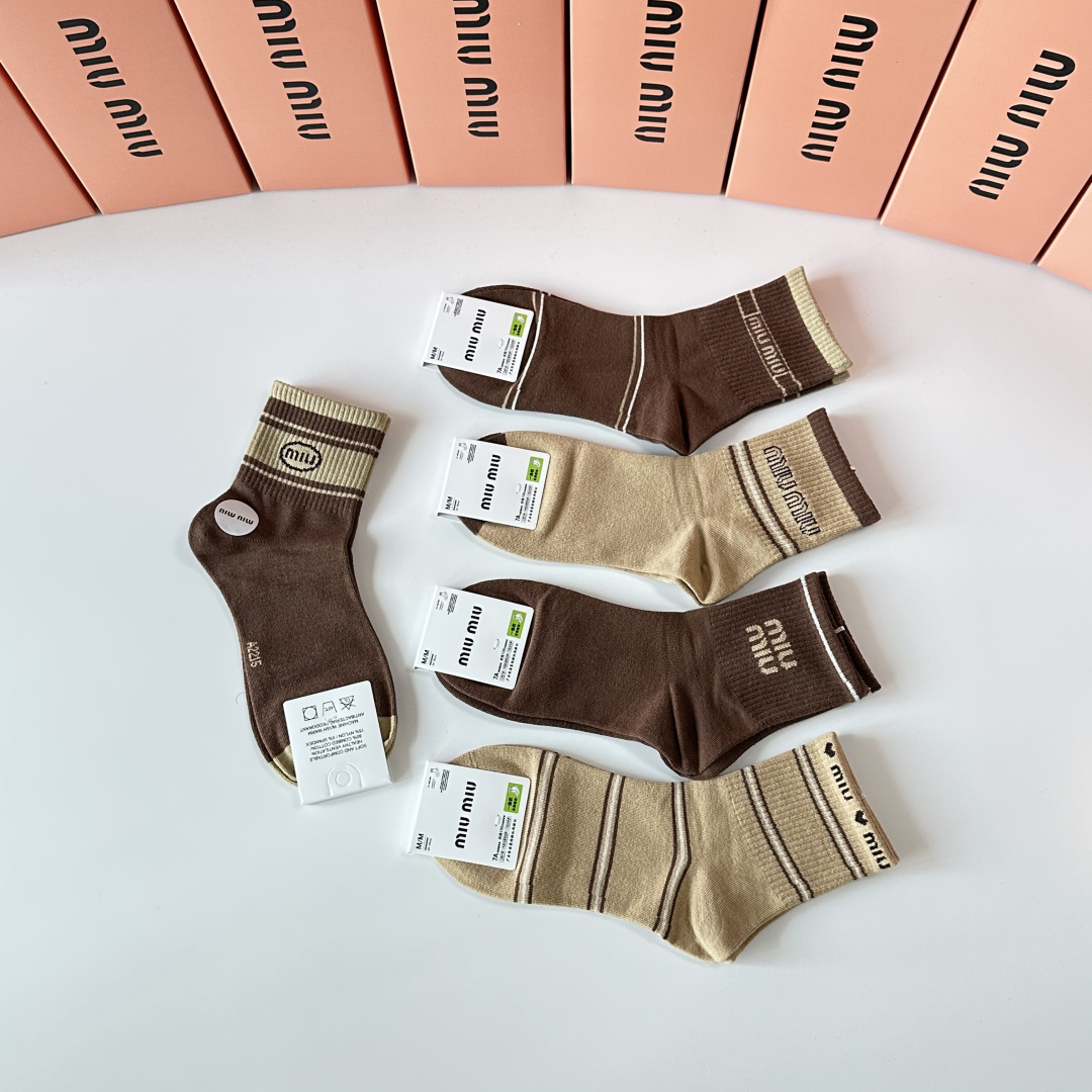 💛配专柜包装MiuMiu（缪缪）新款中长款堆堆袜袜子！一盒五双，专柜同步筒袜袜子，💛大牌出街，潮人必备🔥