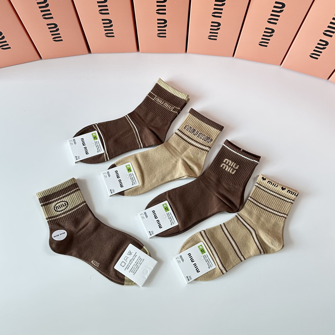 💛配专柜包装MiuMiu（缪缪）新款中长款堆堆袜袜子！一盒五双，专柜同步筒袜袜子，💛大牌出街，潮人必备🔥