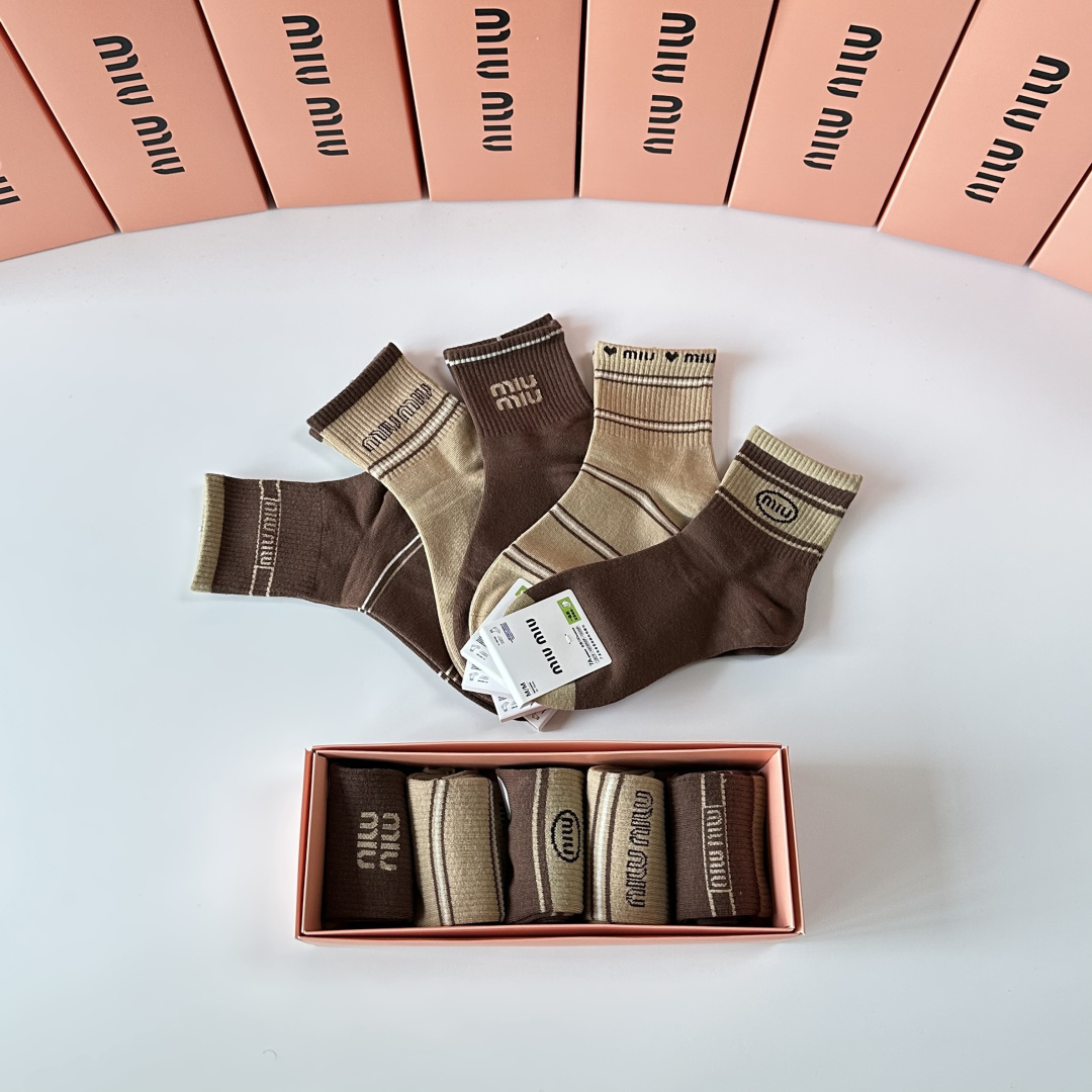 💛配专柜包装MiuMiu（缪缪）新款中长款堆堆袜袜子！一盒五双，专柜同步筒袜袜子，💛大牌出街，潮人必备🔥