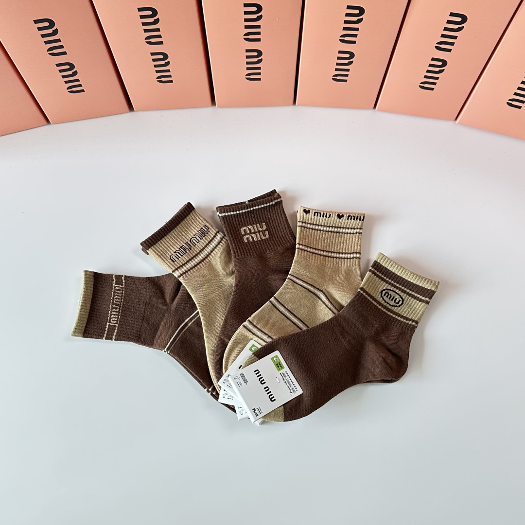 💛配专柜包装MiuMiu（缪缪）新款中长款堆堆袜袜子！一盒五双，专柜同步筒袜袜子，💛大牌出街，潮人必备🔥
