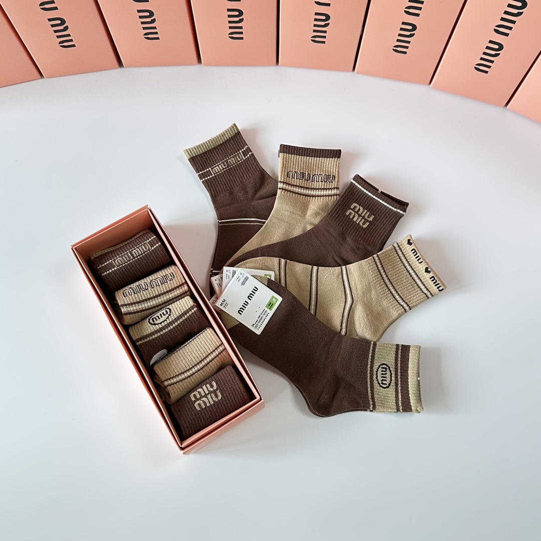 💛配专柜包装MiuMiu（缪缪）新款中长款堆堆袜袜子！一盒五双，专柜同步筒袜袜子，💛大牌出街，潮人必备🔥