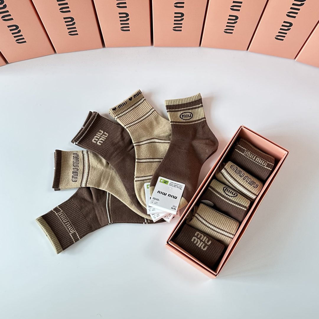 💛配专柜包装MiuMiu（缪缪）新款中长款堆堆袜袜子！一盒五双，专柜同步筒袜袜子，💛大牌出街，潮人必备🔥