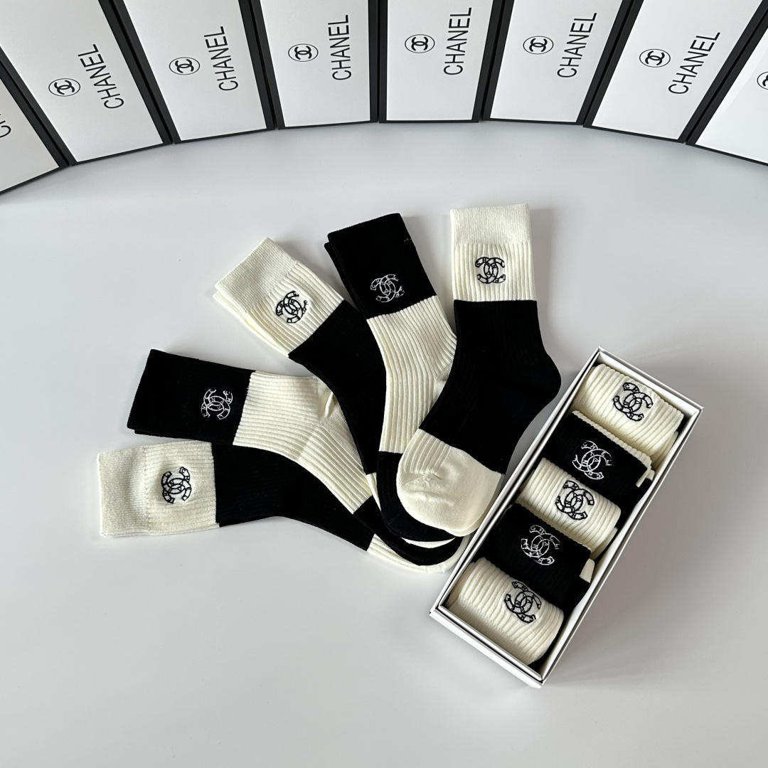 💛配专柜包装Chanel（香奈儿）新款刺绣中长款堆堆袜袜子！一盒五双，专柜同步筒袜袜子，💛大牌出街，潮人