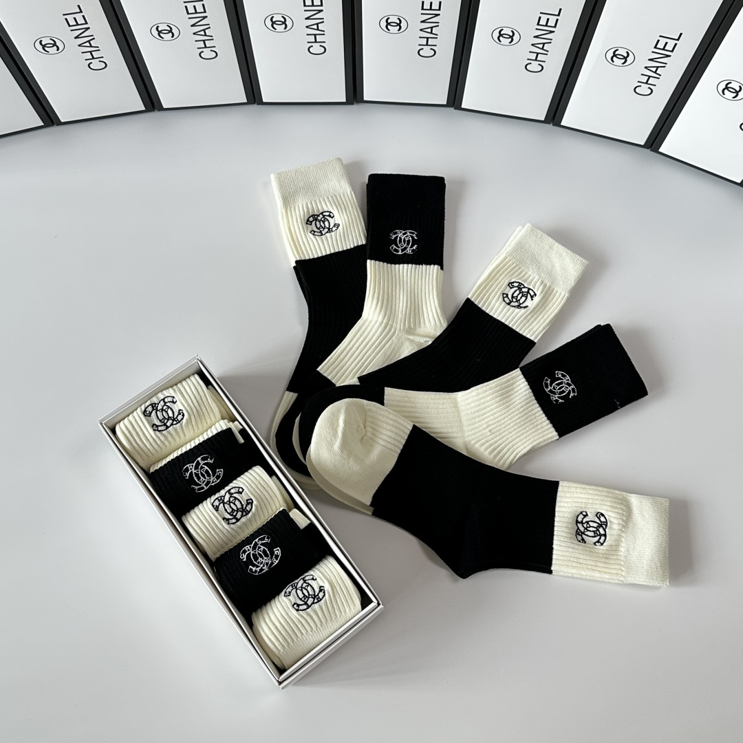 💛配专柜包装Chanel（香奈儿）新款刺绣中长款堆堆袜袜子！一盒五双，专柜同步筒袜袜子，💛大牌出街，潮人