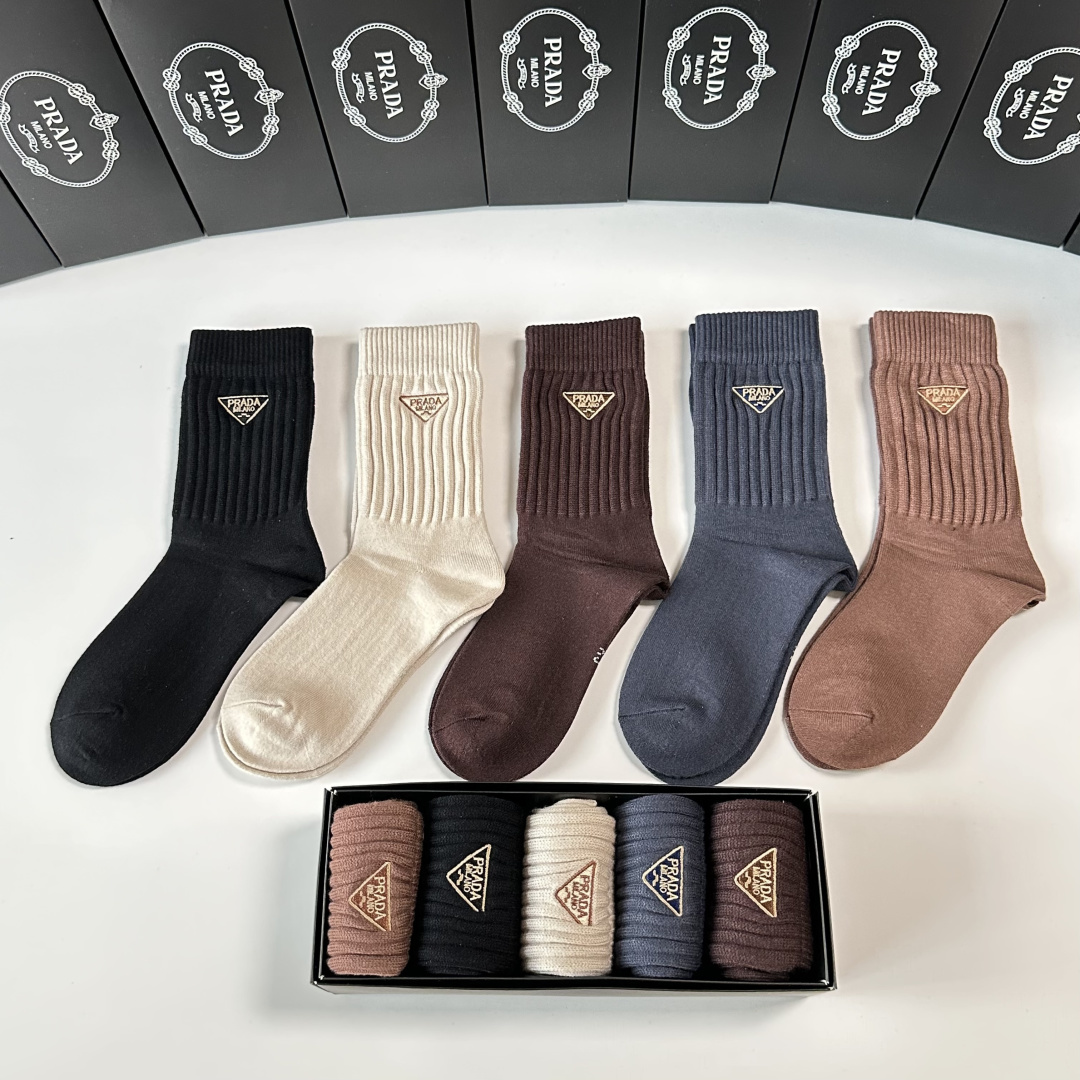 💛配包装Prada（普拉达）新款羊绒刺绣中长款堆堆袜袜子！一盒五双， 专柜同步筒款袜子，💛大牌出街，潮人