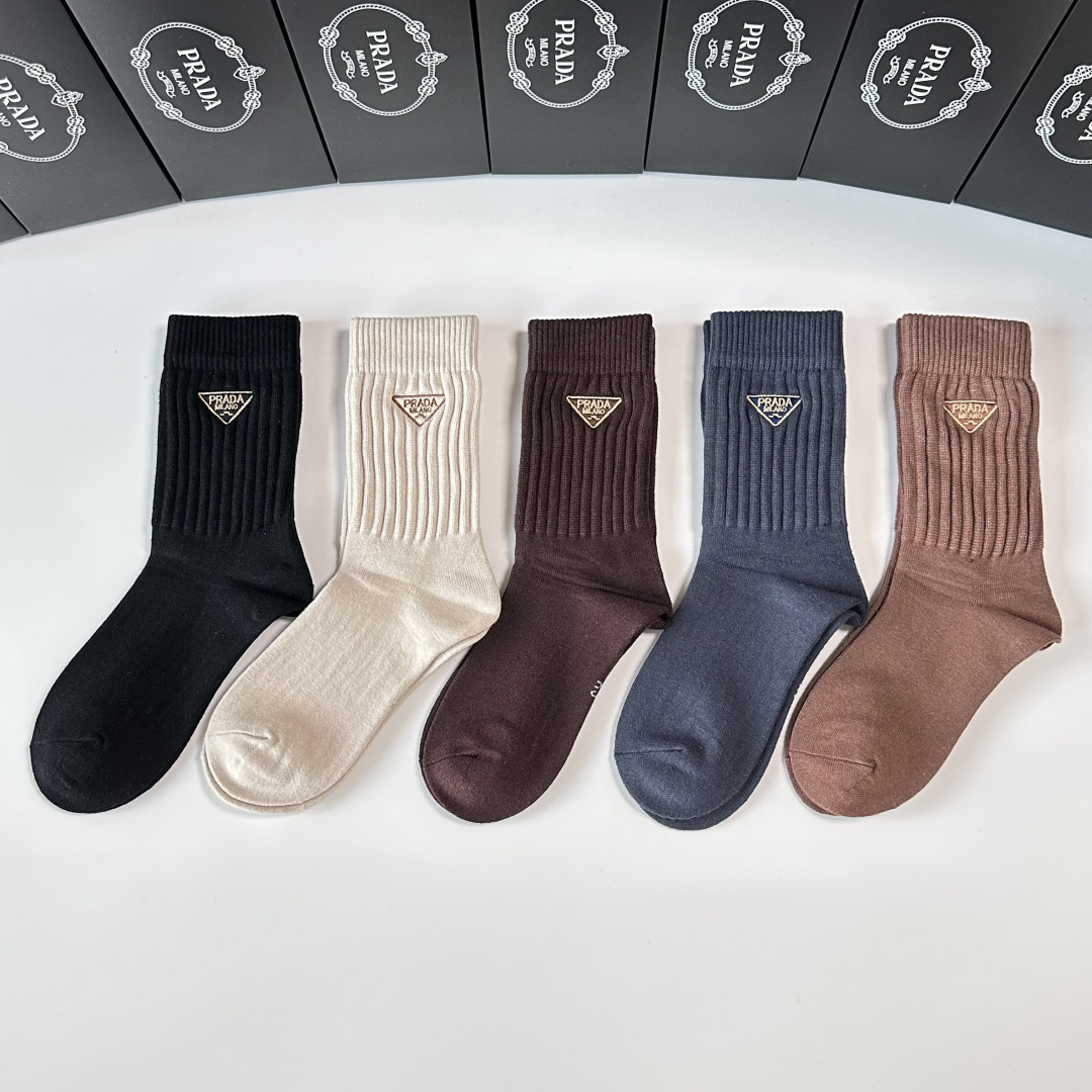 NO:618398,Specially packaged Prada’s new cashmere embroidered mid-length pile socks!  Five pairs in a box, synchronized tube socks at the counter, big brands out on the street, must-have socks for fashionistas, super matching socks, stockings, prada, prada, socks19860909特 配包装 Prada（普拉达）新款羊绒刺绣中长款堆堆袜袜子！一盒五双, 专柜同步筒款袜子,大牌出街,潮人必备超好搭袜子丝袜,袜子,prada,prada,socks,accessory
