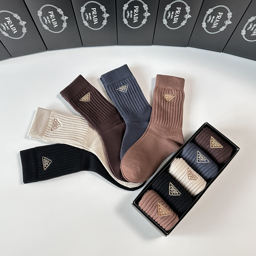 💛配包装Prada（普拉达）新款羊绒刺绣中长款堆堆袜袜子！一盒五双， 专柜同步筒款袜子，💛大牌出街，潮人
