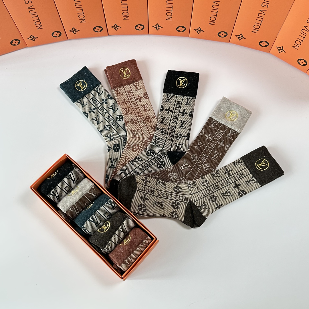 💛配包装LV（路易威登）新款刺绣中长款堆堆袜袜子！一盒五双， 专柜同步筒款袜子，💛大牌出街，潮人必备🔥超