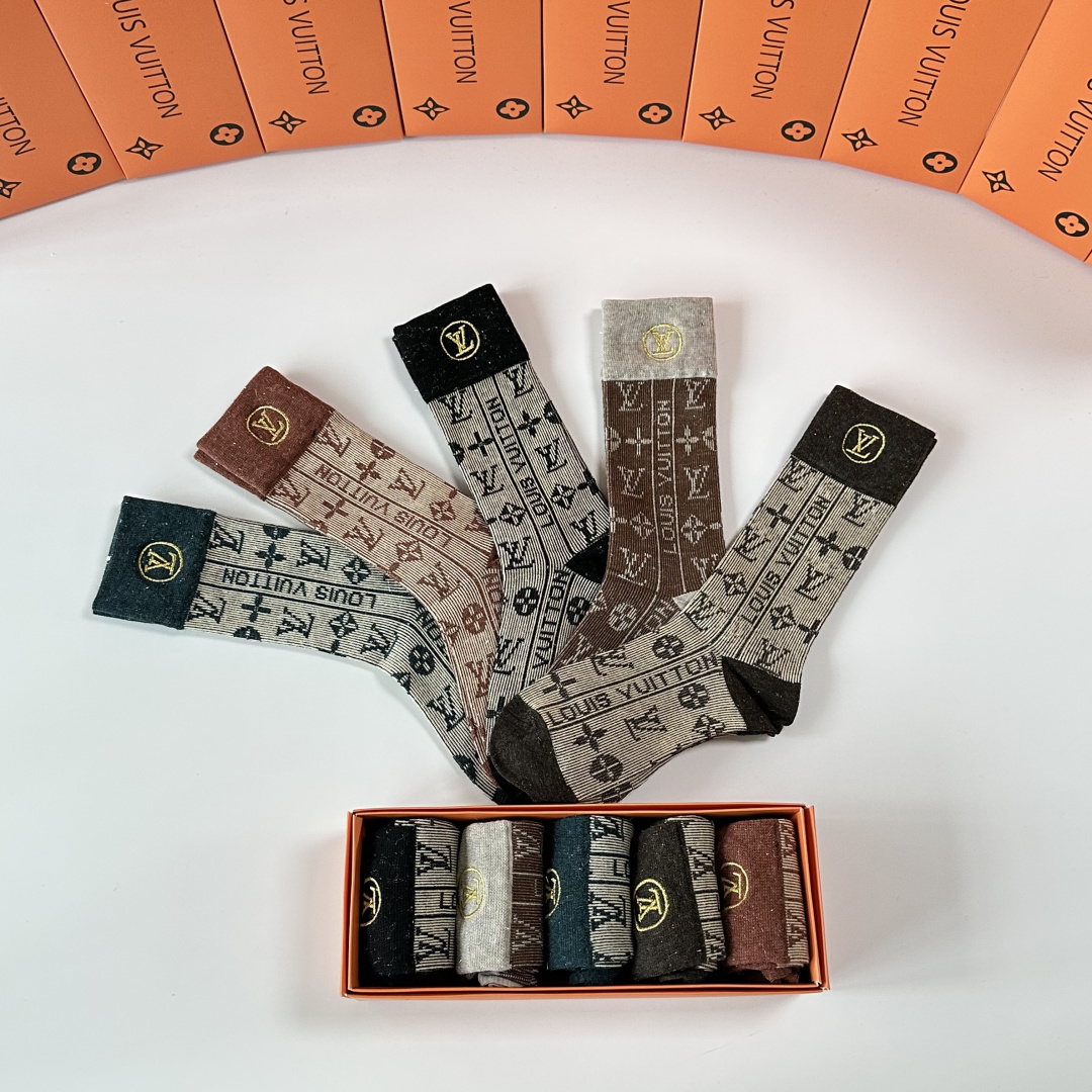 💛配包装LV（路易威登）新款刺绣中长款堆堆袜袜子！一盒五双， 专柜同步筒款袜子，💛大牌出街，潮人必备🔥超