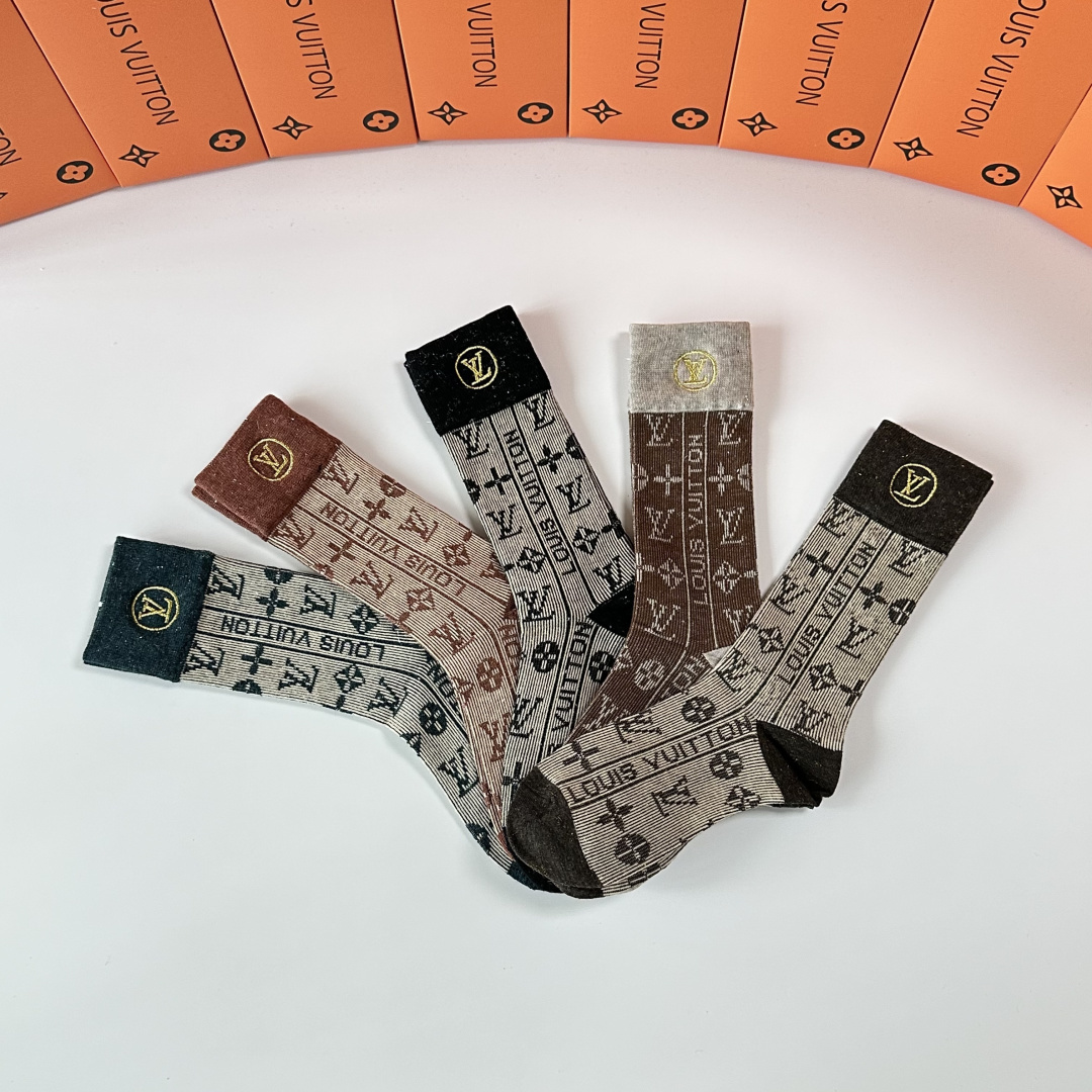 💛配包装LV（路易威登）新款刺绣中长款堆堆袜袜子！一盒五双， 专柜同步筒款袜子，💛大牌出街，潮人必备🔥超