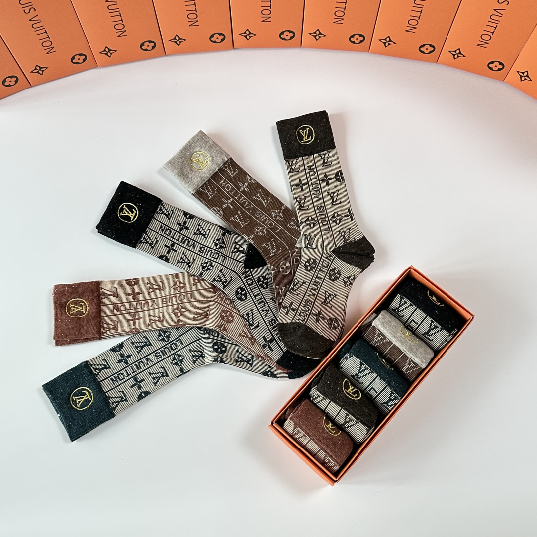 💛配包装LV（路易威登）新款刺绣中长款堆堆袜袜子！一盒五双， 专柜同步筒款袜子，💛大牌出街，潮人必备🔥超