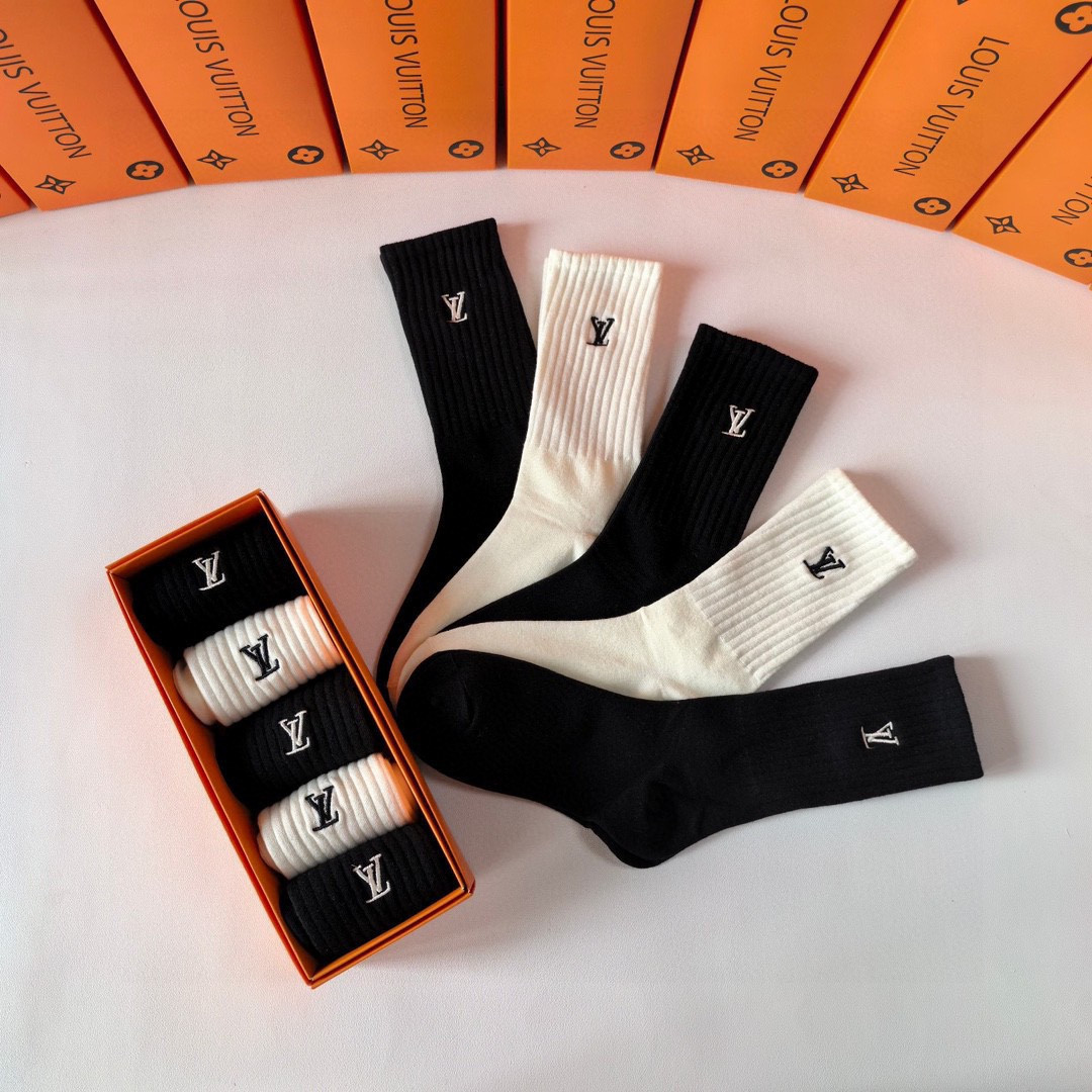 💛配专柜包装LV（路易威登）新款羊绒刺绣中长款堆堆袜袜子！一盒五双，专柜同步筒袜袜子，💛大牌出街，潮人必
