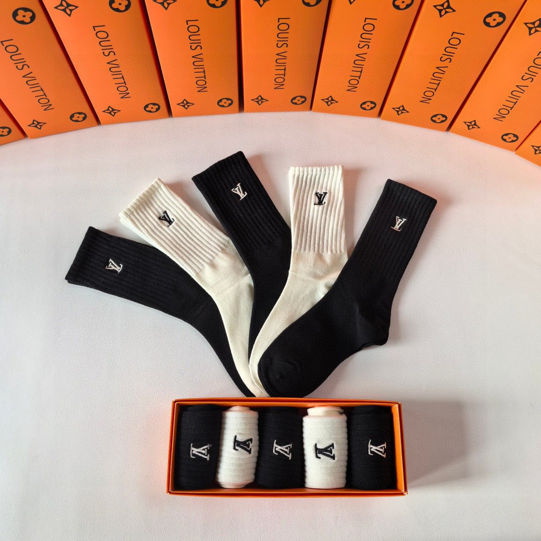 💛配专柜包装LV（路易威登）新款羊绒刺绣中长款堆堆袜袜子！一盒五双，专柜同步筒袜袜子，💛大牌出街，潮人必