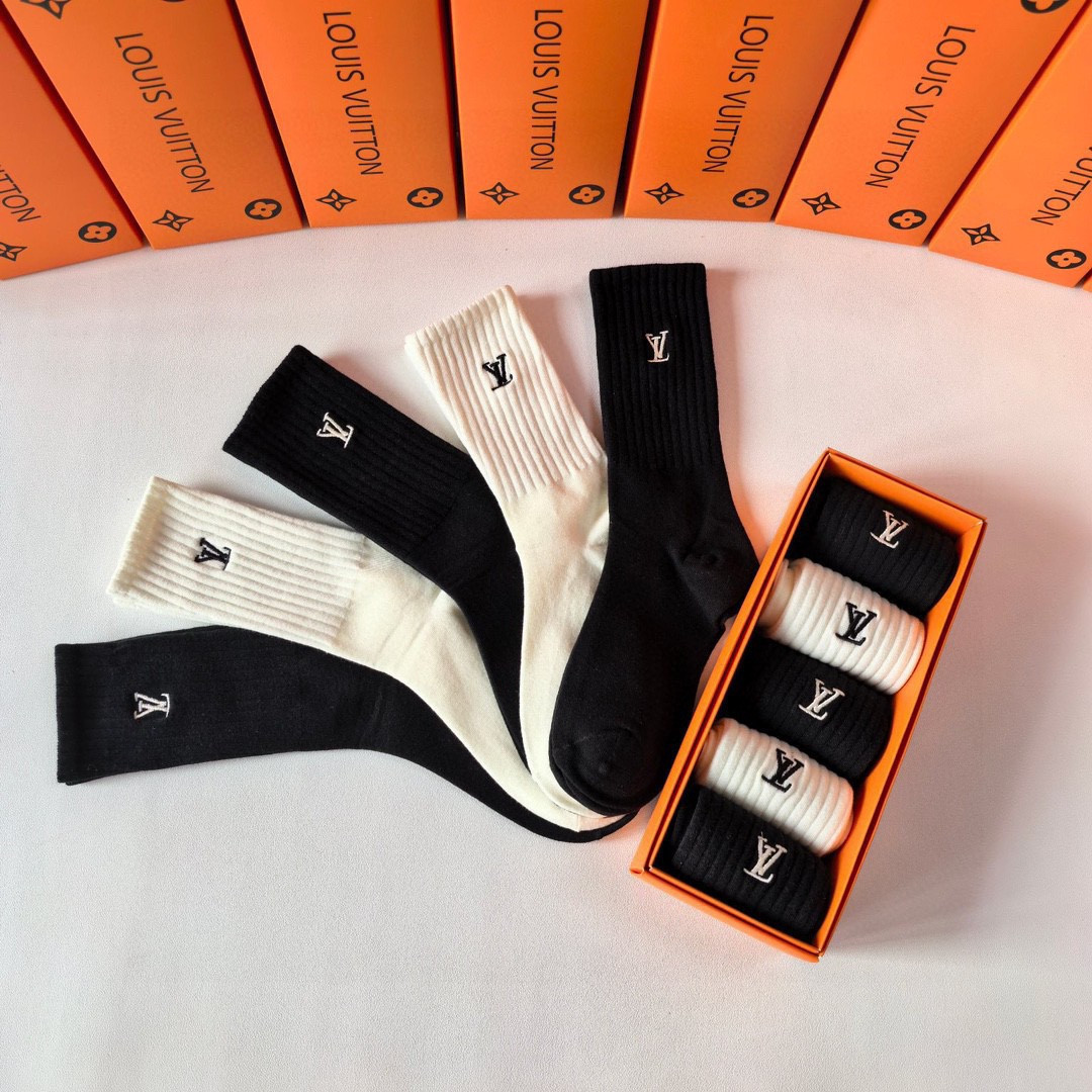 💛配专柜包装LV（路易威登）新款羊绒刺绣中长款堆堆袜袜子！一盒五双，专柜同步筒袜袜子，💛大牌出街，潮人必