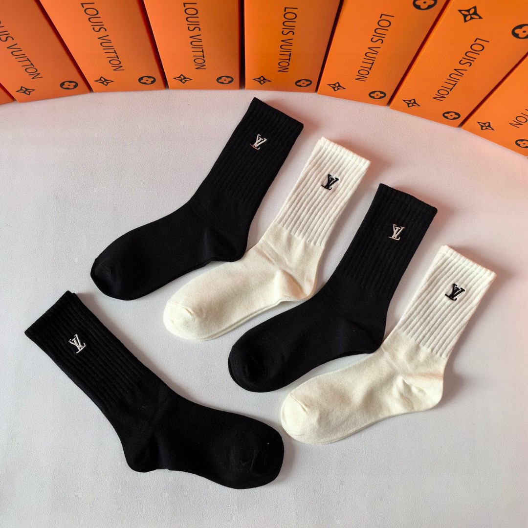 💛配专柜包装LV（路易威登）新款羊绒刺绣中长款堆堆袜袜子！一盒五双，专柜同步筒袜袜子，💛大牌出街，潮人必
