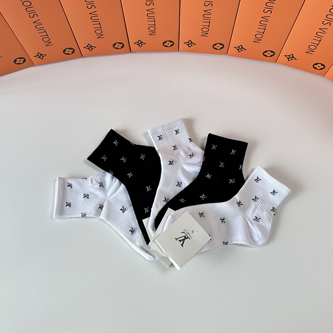 💛配专柜包装LV（路易威登）新款中长款堆堆袜袜子！一盒五双，专柜同步筒袜袜子，💛大牌出街，潮人必备🔥超好