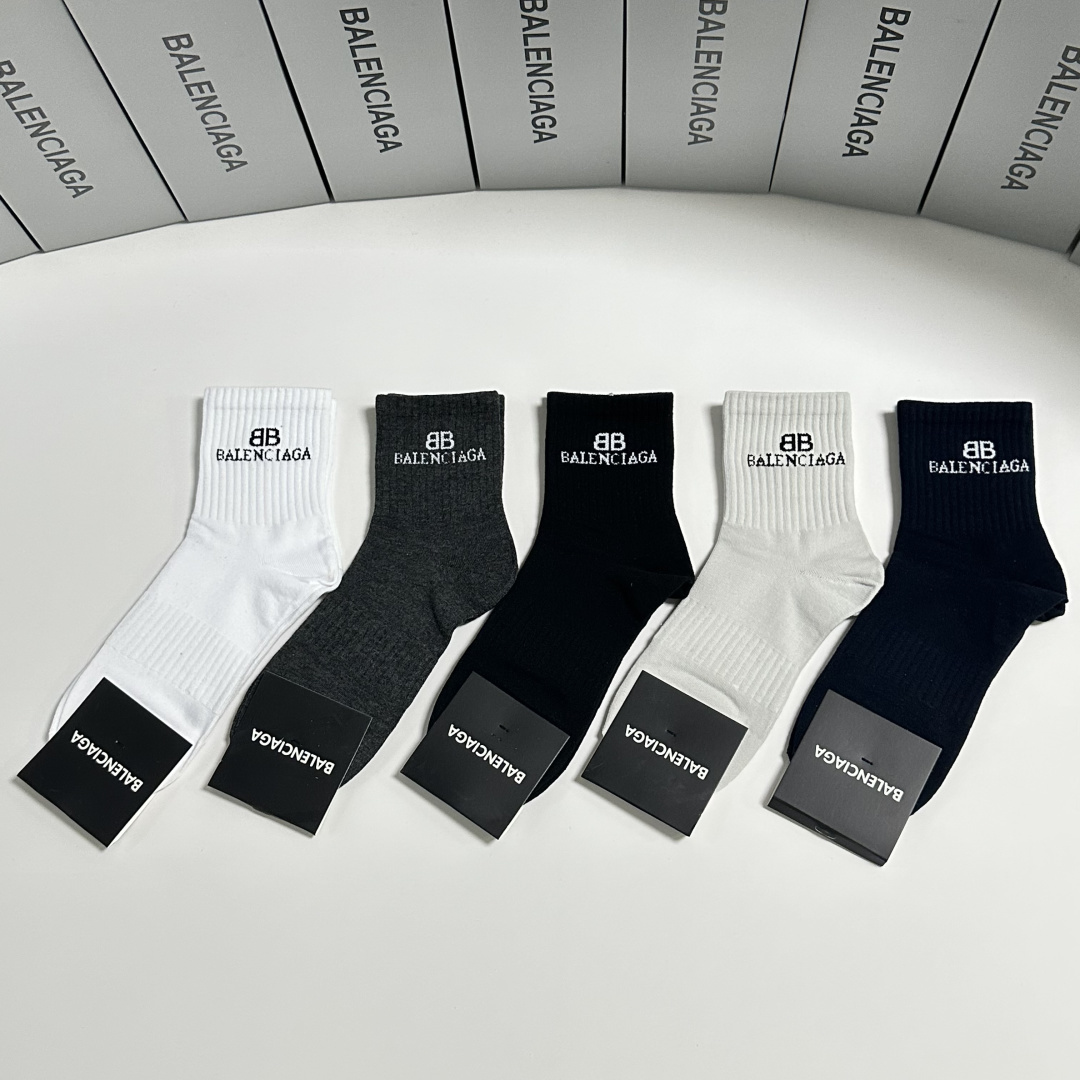 NO:618333,Specially equipped with counter packaging Balenciaga's new mid-length pile socks!  Five pairs in a box, counter-synchronized tube socks, big brands out on the street, a must-have for fashionistas, super easy to match. Socks, stockings, balenciaga, balenciaga, socks19860909特 配专柜包装 Balenciaga（巴黎世家）新款中长款堆堆袜袜子！一盒五双,专柜同步筒袜袜子,大牌出街,潮人必备超好搭.袜子丝袜,袜子,balenciaga,balenciaga,socks,accessory