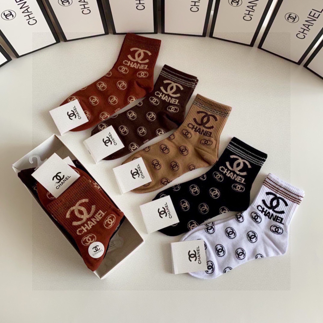 💛配专柜包装Chanel（香奈儿）新款中长款堆堆袜袜子！一盒五双，专柜同步筒袜袜子，💛大牌出街，潮人必备