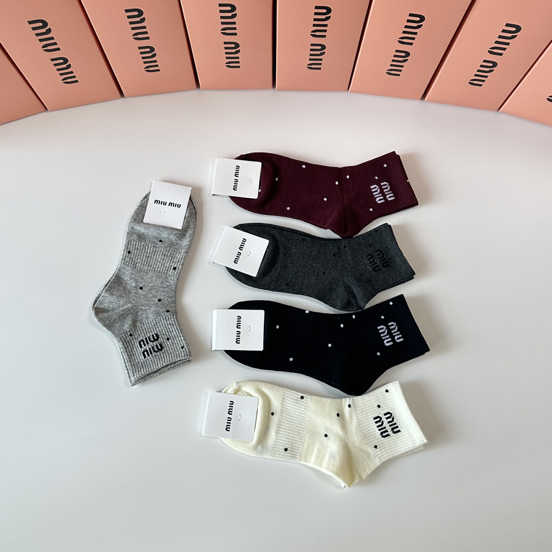 💛配包装MiuMiu（缪缪）新款中长款堆堆袜袜子！一盒五双， 专柜同步筒款袜子，💛大牌出街，潮人必备🔥超