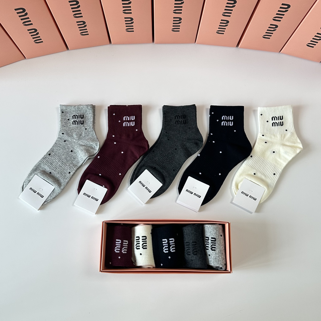 💛配包装MiuMiu（缪缪）新款中长款堆堆袜袜子！一盒五双， 专柜同步筒款袜子，💛大牌出街，潮人必备🔥超