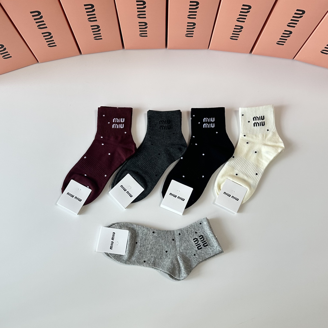 💛配包装MiuMiu（缪缪）新款中长款堆堆袜袜子！一盒五双， 专柜同步筒款袜子，💛大牌出街，潮人必备🔥超