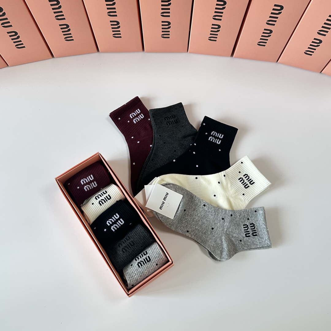 💛配包装MiuMiu（缪缪）新款中长款堆堆袜袜子！一盒五双， 专柜同步筒款袜子，💛大牌出街，潮人必备🔥超