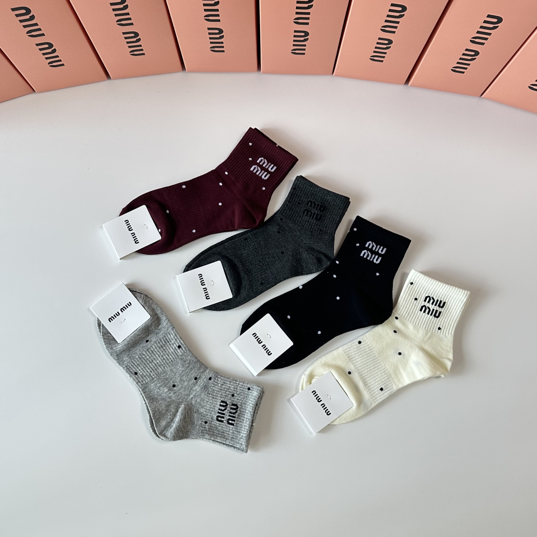 💛配包装MiuMiu（缪缪）新款中长款堆堆袜袜子！一盒五双， 专柜同步筒款袜子，💛大牌出街，潮人必备🔥超