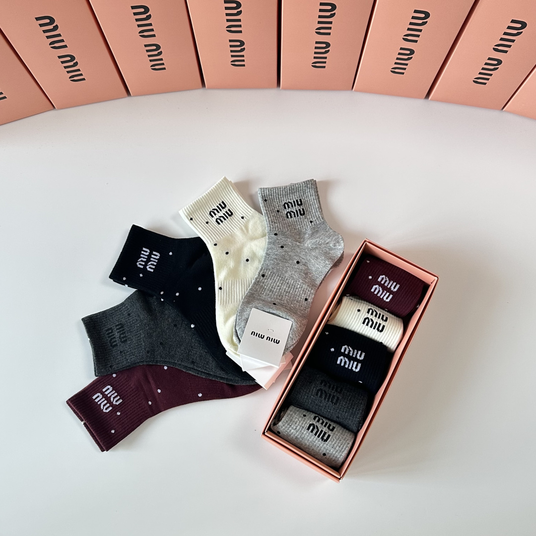 💛配包装MiuMiu（缪缪）新款中长款堆堆袜袜子！一盒五双， 专柜同步筒款袜子，💛大牌出街，潮人必备🔥超
