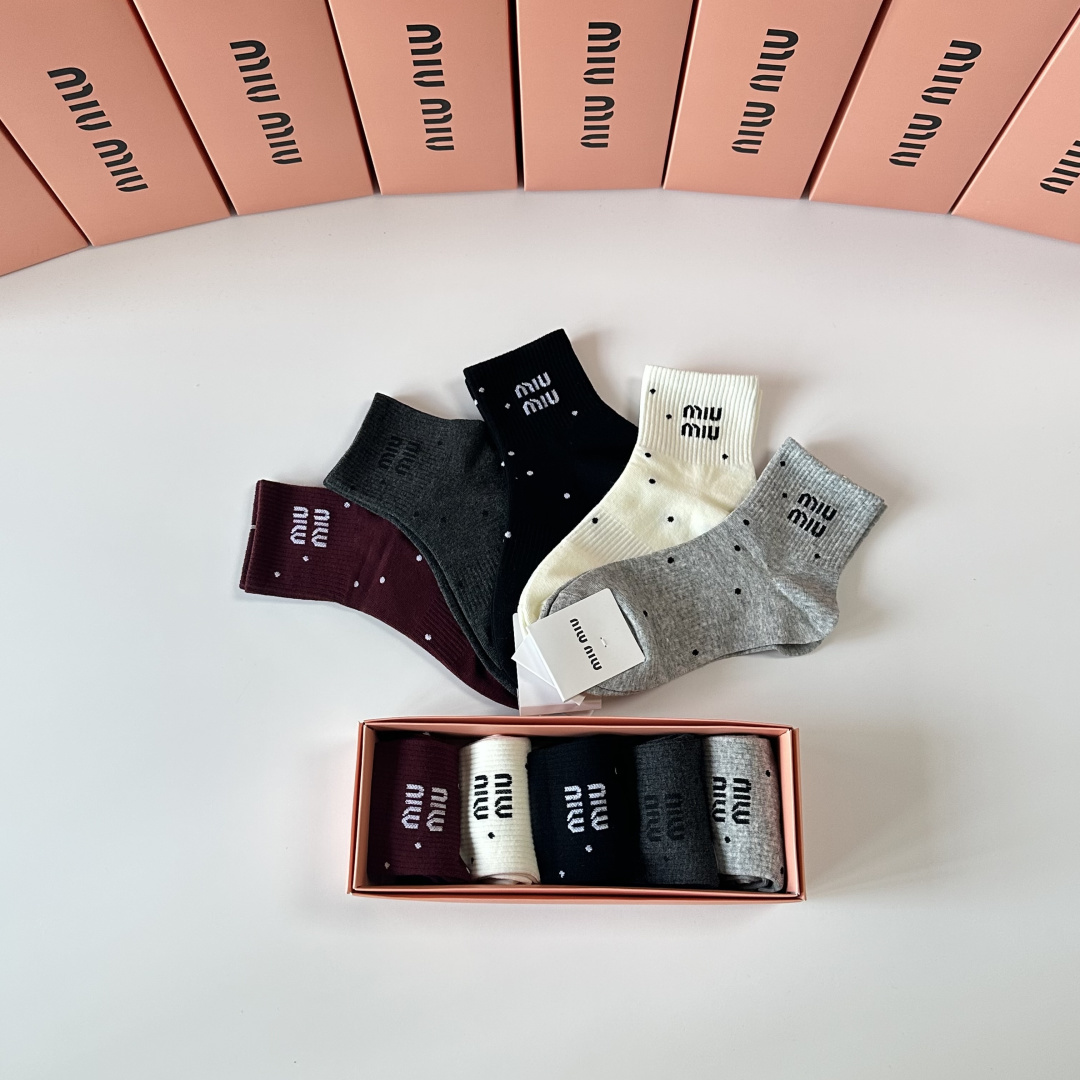 💛配包装MiuMiu（缪缪）新款中长款堆堆袜袜子！一盒五双， 专柜同步筒款袜子，💛大牌出街，潮人必备🔥超