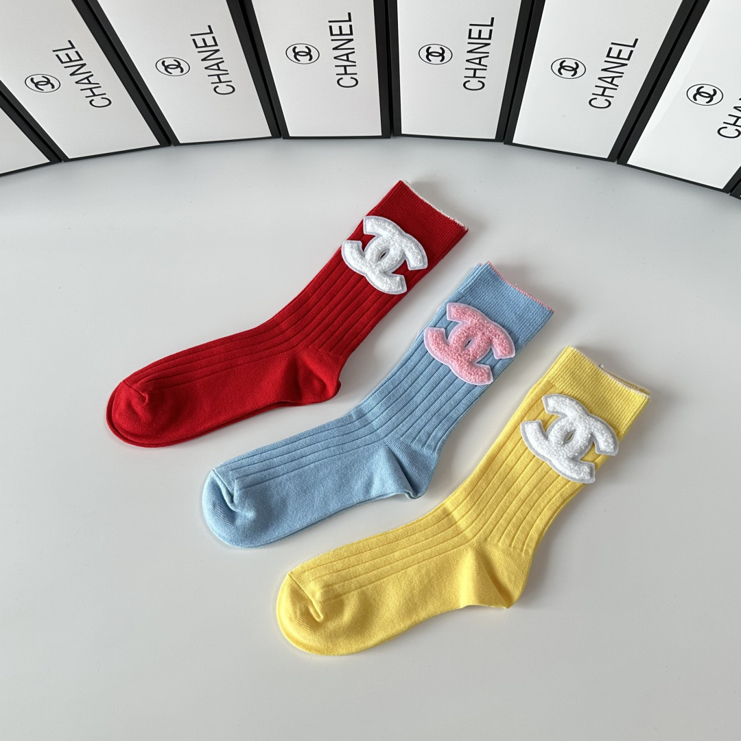 💛配包装Chanel（香奈儿）新款多巴胺经典中长款饰品袜堆堆袜袜子！一盒三双， 专柜同步筒款袜子，💛大牌