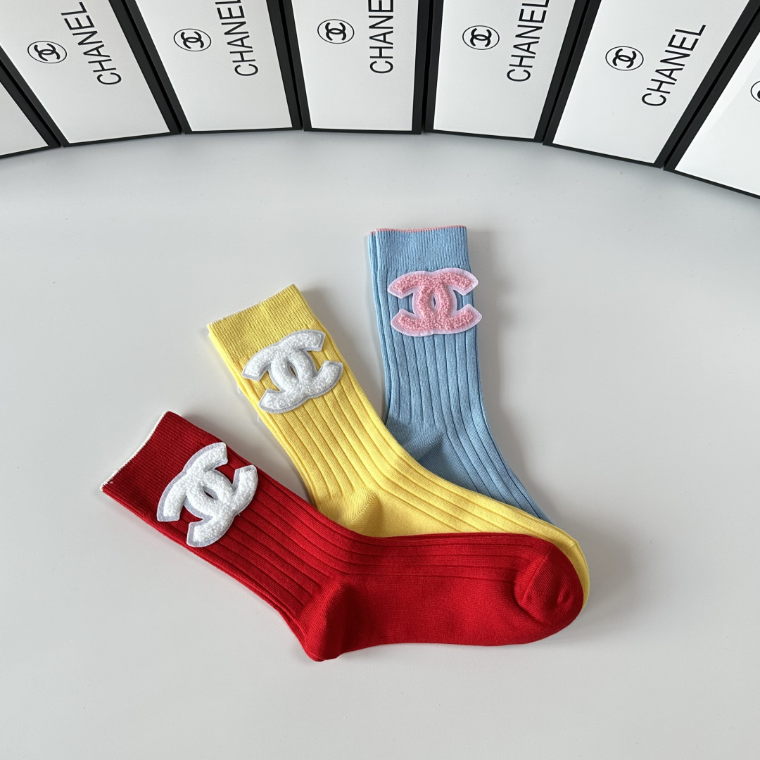 💛配包装Chanel（香奈儿）新款多巴胺经典中长款饰品袜堆堆袜袜子！一盒三双， 专柜同步筒款袜子，💛大牌