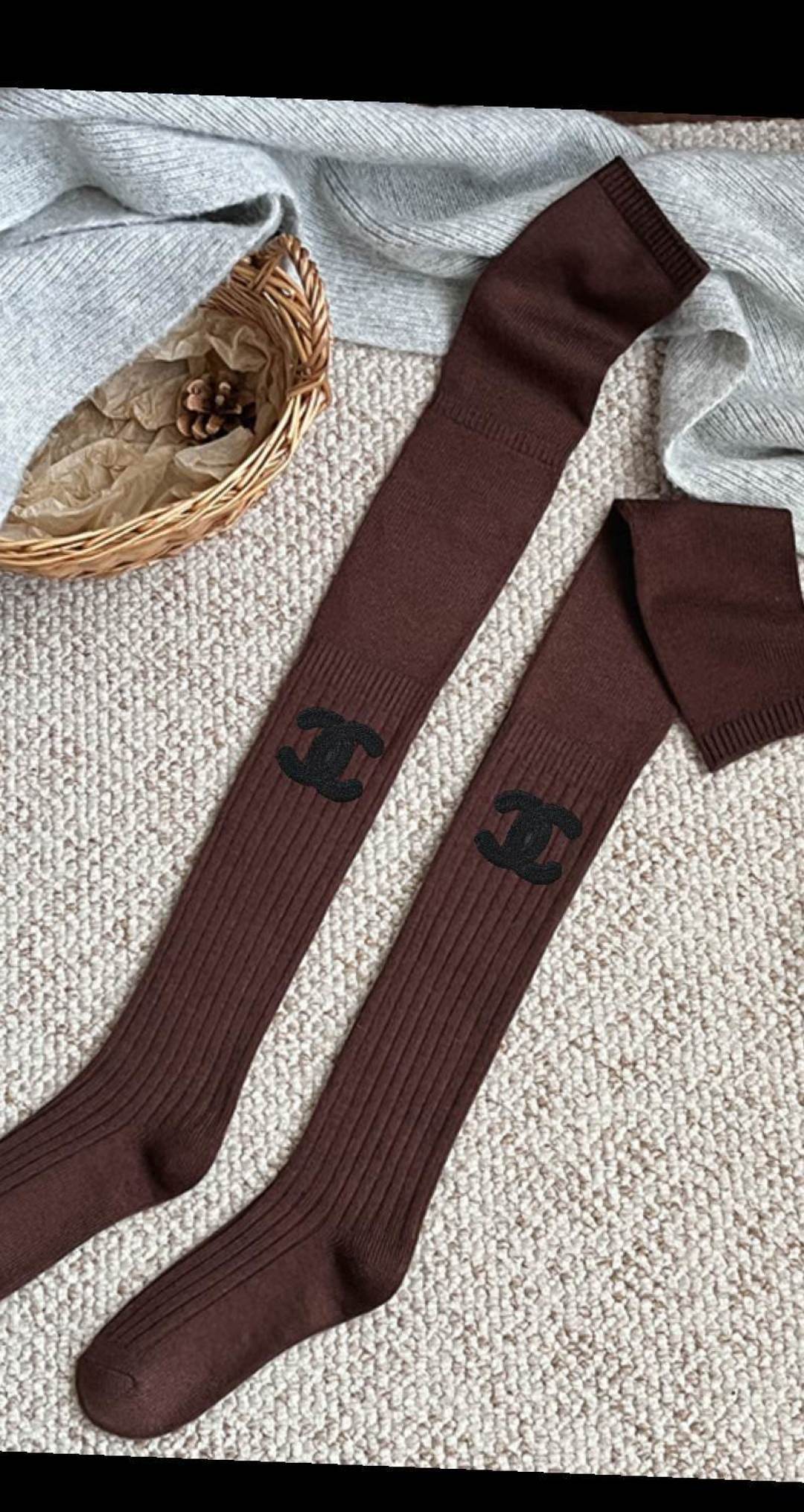 💛配包装CHANEL （香奈儿）爆款出货 新款双针过膝堆堆袜袜子🧦！搭配长靴必备，一盒一双，专柜同步筒袜