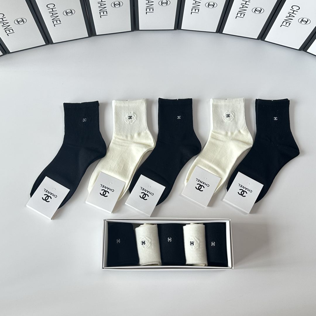 💛配包装Chanel（香奈儿）新款经典中长筒袜堆堆袜袜子！一盒五双， 专柜同步筒袜袜子，💛大牌出街，潮人