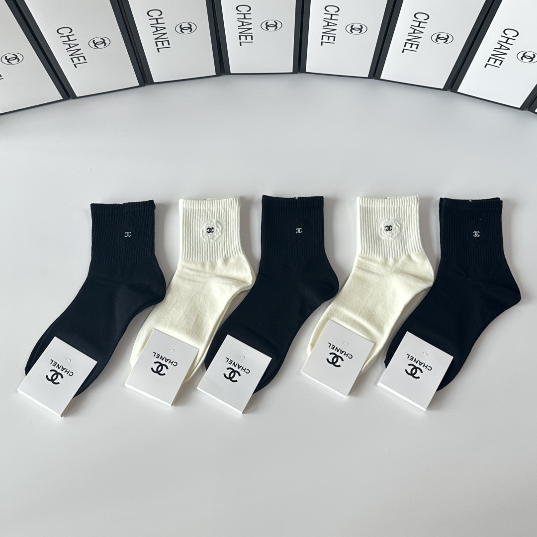 NO:618345,Special packaging Chanel (Chanel) new classic mid-length socks pile socks!  Five pairs in a box, counter-synchronized tube socks, big brands out on the street, a must-have for fashionistas, super easy to match. Socks, stockings, chanel, chanel, socks19860909特 配包装 Chanel（香奈儿）新款经典中长筒袜堆堆袜袜子！一盒五双, 专柜同步筒袜袜子,大牌出街,潮人必备超好搭.袜子丝袜,袜子,chanel,chanel,socks,accessory