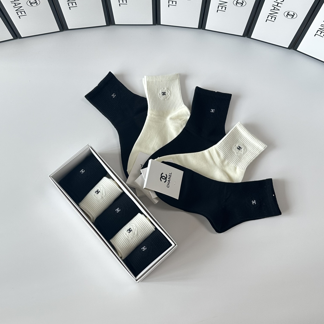 💛配包装Chanel（香奈儿）新款经典中长筒袜堆堆袜袜子！一盒五双， 专柜同步筒袜袜子，💛大牌出街，潮人