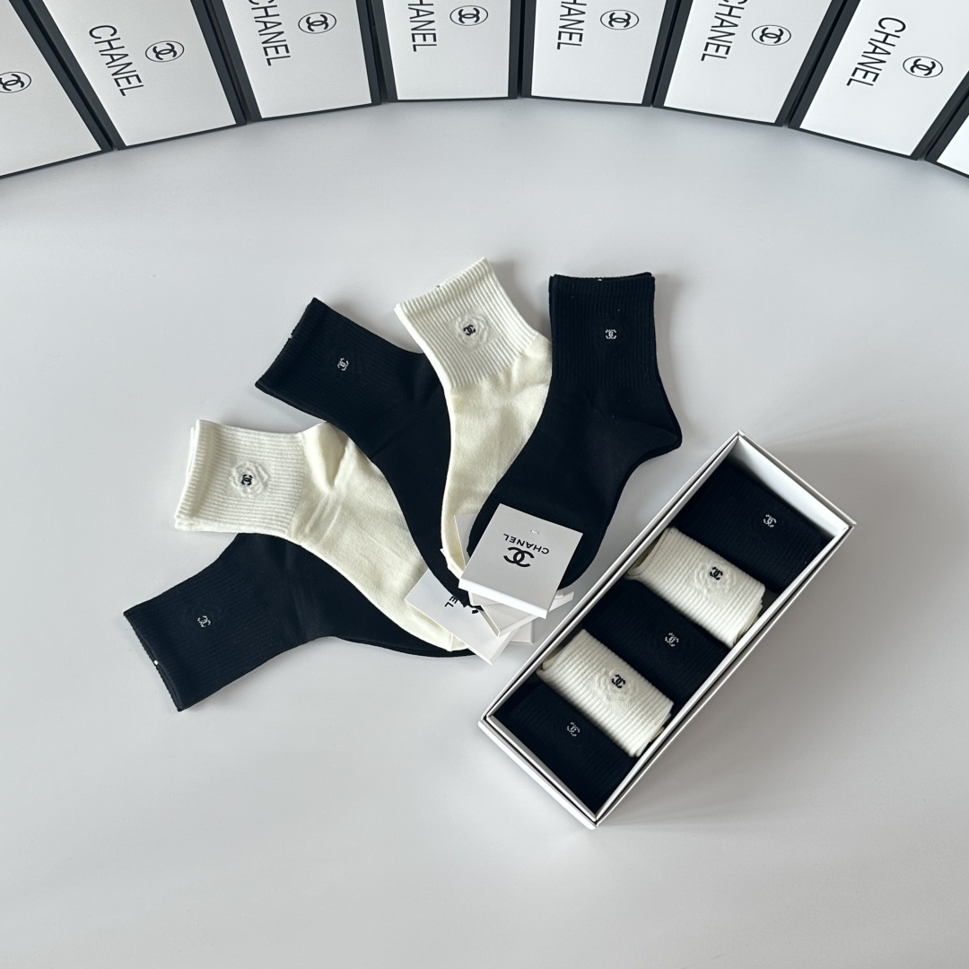 💛配包装Chanel（香奈儿）新款经典中长筒袜堆堆袜袜子！一盒五双， 专柜同步筒袜袜子，💛大牌出街，潮人