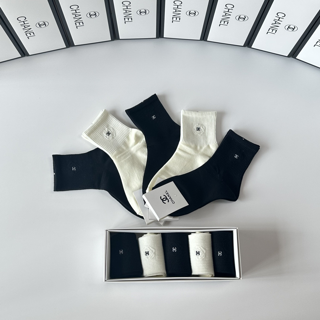💛配包装Chanel（香奈儿）新款经典中长筒袜堆堆袜袜子！一盒五双， 专柜同步筒袜袜子，💛大牌出街，潮人
