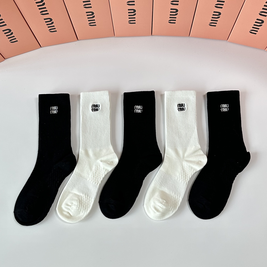 NO:618348,Special packaging MiuMiu's new embroidered mid-length pile socks!  Five pairs in a box, counter-synchronized tube socks, big brands out on the street, fashionable people must-have super matching socks stockings, socks, miumiu, socks19860909特 配包装 MiuMiu（缪缪）新款刺绣中长款堆堆袜袜子！一盒五双, 专柜同步筒款袜子,大牌出街,潮人必备超好搭袜子丝袜,袜子,miumiu,socks,accessory