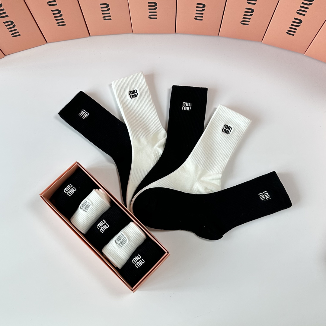 💛配包装MiuMiu（缪缪）新款刺绣中长款堆堆袜袜子！一盒五双， 专柜同步筒款袜子，💛大牌出街，潮人必备